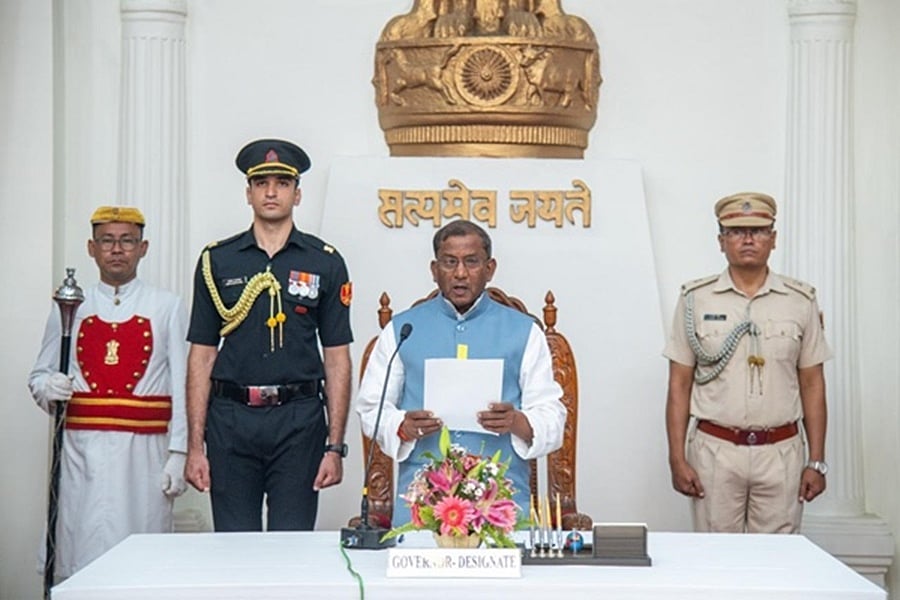 மணிப்பூர் ஆளுநராக லக்ஷ்மண் பிரசாத் ஆச்சார்யா புதன்கிழமை பதவியேற்றார்.